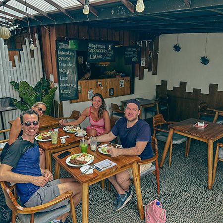 Dong Paloh Hostel Munduk エクステリア 写真